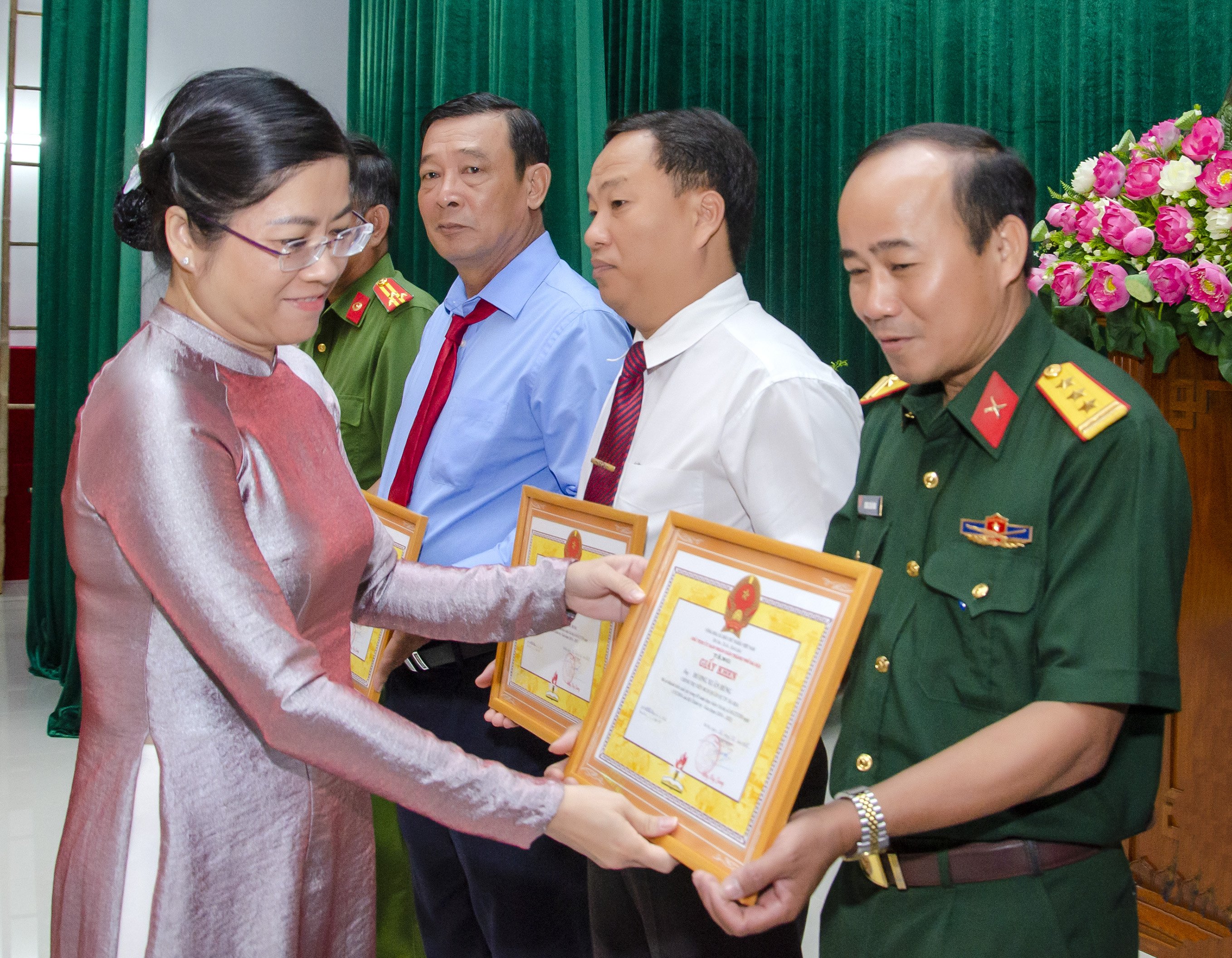 Bà Lê Thị Thủy, Phó Bí thư Thường trực Thành ủy Bà Rịa trao Giấy khen của Chủ tịch UBND TP. Bà Rịa cho các cá nhân có thành tích xuất sắc trong triển khai thực hiện Chỉ thị số 05.