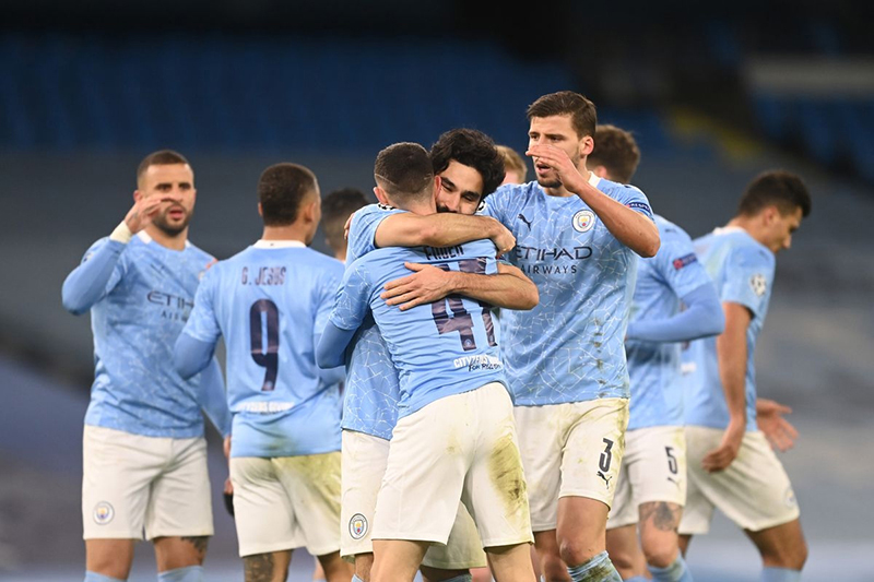 Cầu thủ Man City ăn mừng chiến thắng.