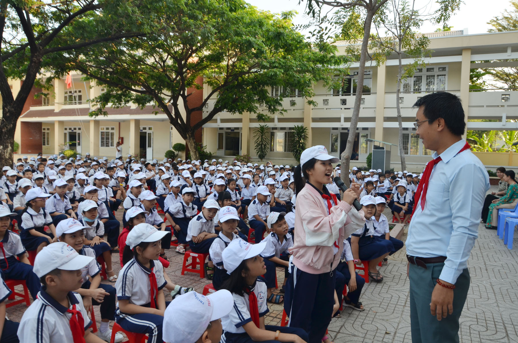 Ông Bùi Tiến Hưng, Giám đốc Công ty TNHH Thiên Niên Kỷ hướng dẫn các kĩ năng phòng chống xâm hại tình dục trẻ em cho HS Trường TH Trần Văn Quan