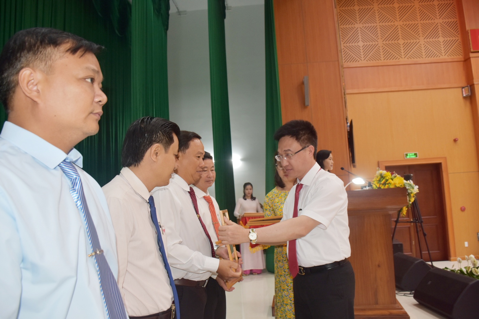 Ông Đặng Minh Thông, Bí thư Thành ủy Bà Rịa trao giấy khen cho các tập thể.