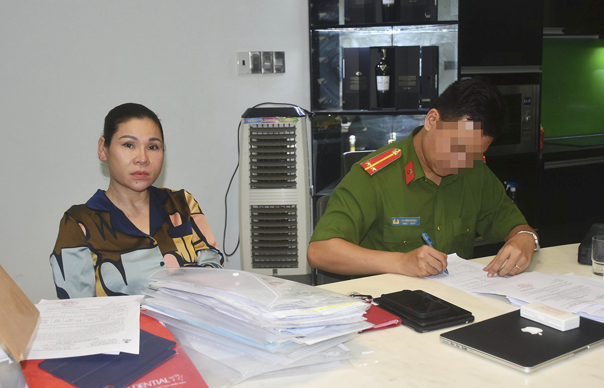 Cơ quan công an lập biên bản thu giữ tài liệu tại nhà Lâm Thị Thu Trà.