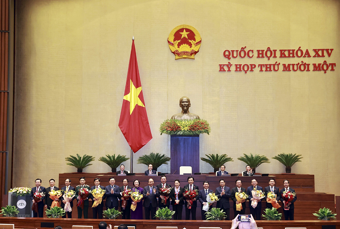 Chủ tịch nước Nguyễn Xuân Phúc, Thủ tướng Chính phủ Phạm Minh Chính, Chủ tịch Quốc hội Vương Đình Huệ và lãnh đạo Đảng, Nhà nước với các Phó Thủ tướng Chính phủ, một số Bộ trưởng và thành viên khác của Chính phủ vừa được Quốc hội phê chuẩn. (Ảnh: Doãn Tấn/TTXVN)