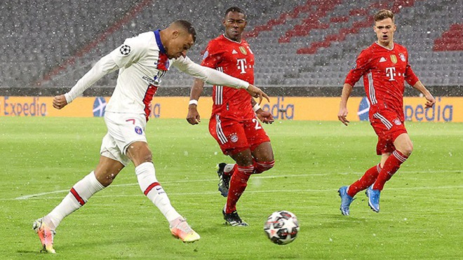 Mbappe lập cú đúp vào lưới Bayern Munich.
