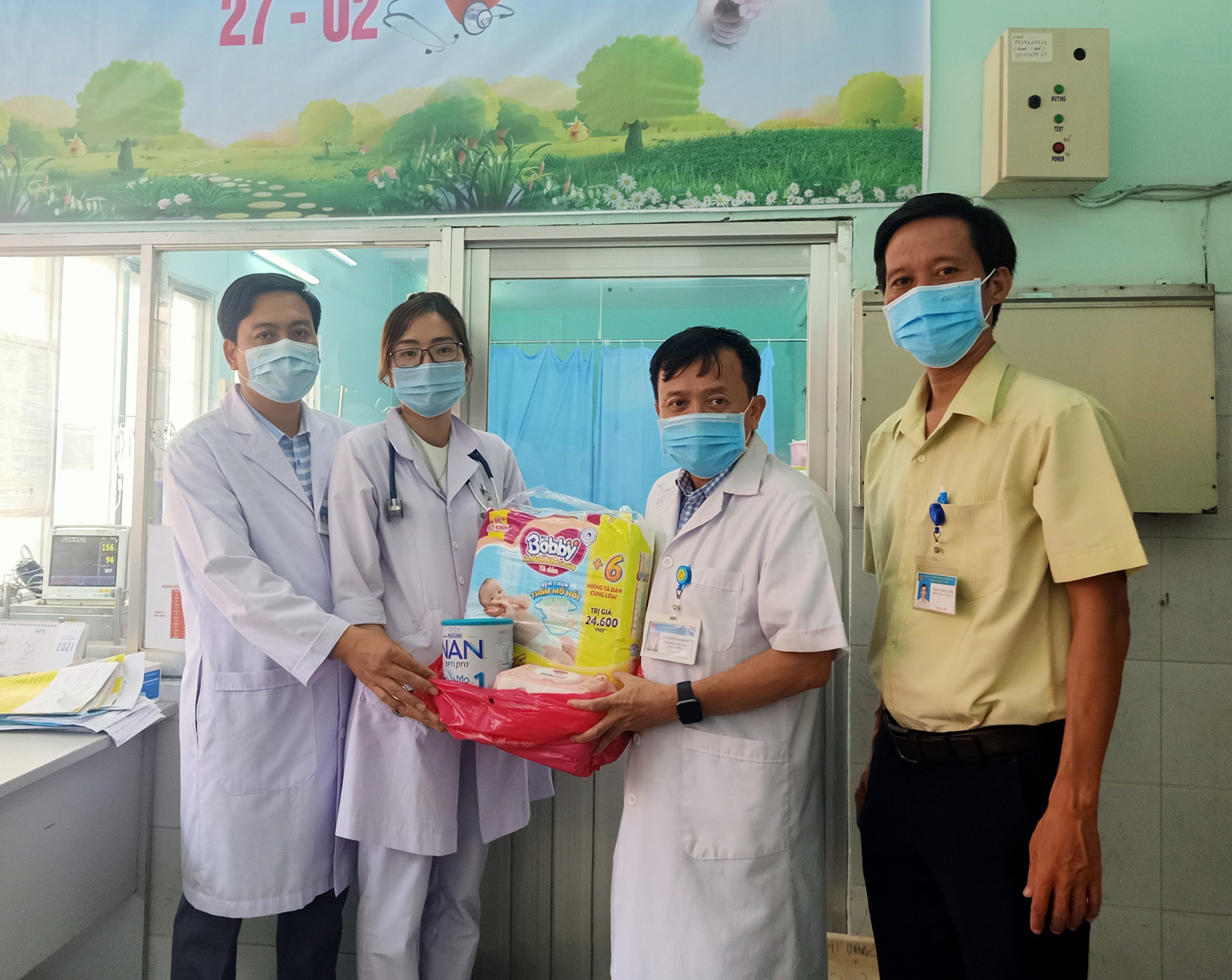 BS.CK2 Nguyễn Thanh Phước, Giám đốc Bệnh viện cùng đại diện Công đoàn, Phòng Công tác xã hội, Đoàn Thanh niên Bệnh viện đã đến thăm và trao quà Khoa Nhi để phục vụ công tác chăm sóc bé.
