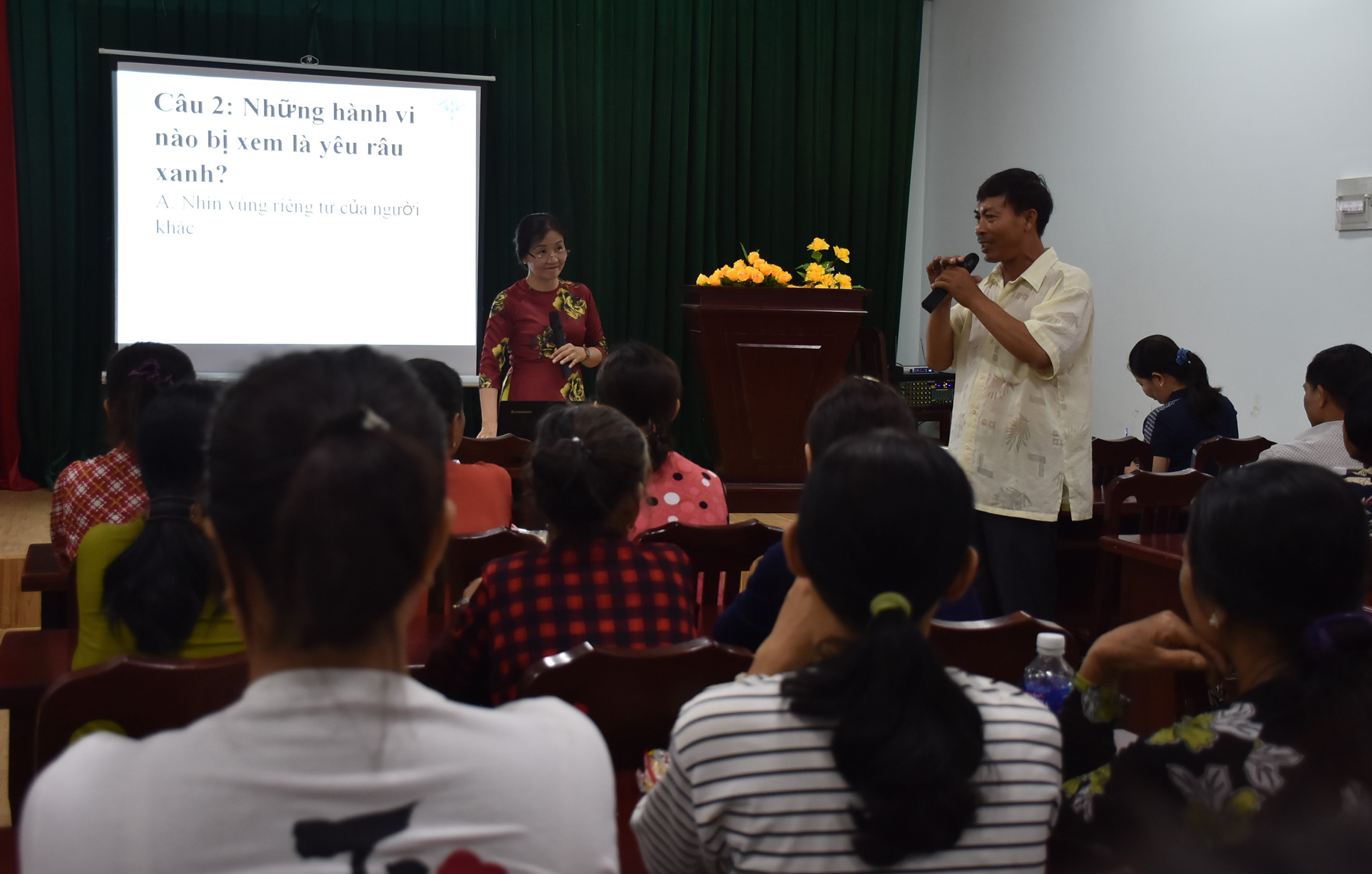 Hội viên và người dân thôn Sơn Hòa (xã Xuân Sơn, huyện Châu Đức) tập trung theo dõi tại hội nghị.