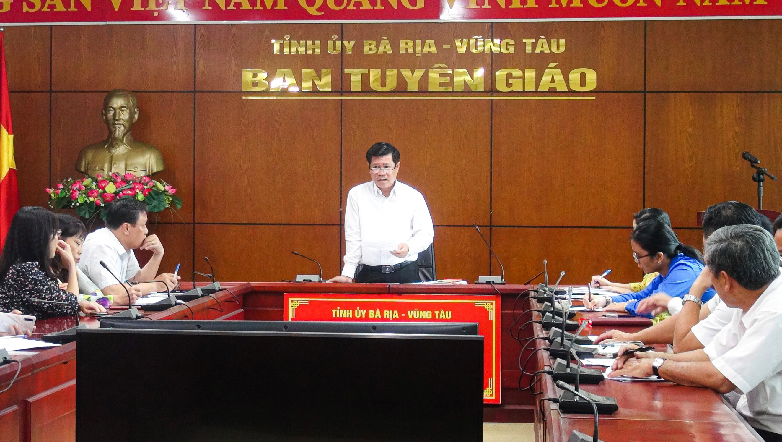 Ông Nguyễn Văn Xinh, Trưởng Ban Tuyên giáo Tỉnh ủy chủ trì cuộc họp  Tiểu ban Tuyên truyền cuộc bầu cử ĐBQH khóa XV và đại biểu HĐND các cấp nhiệm kỳ 2021-2026