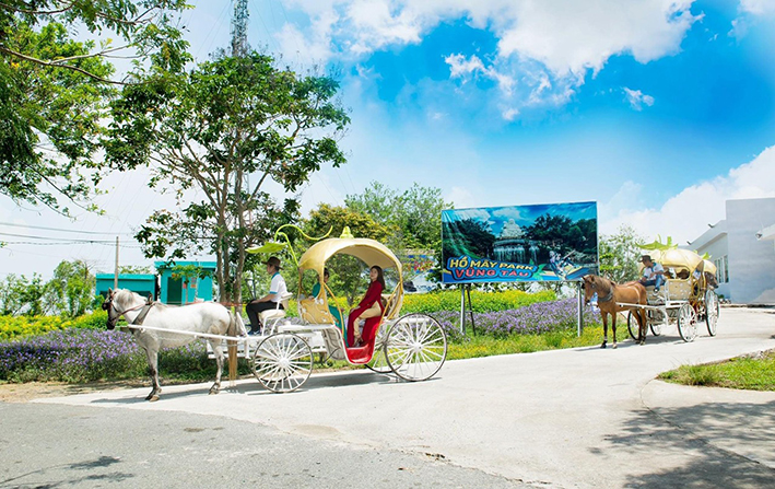 Du khách dạo chơi tham quan khu du lịch Hồ Mây Park bằng xe ngựa. Ảnh: QUANG VŨ.
