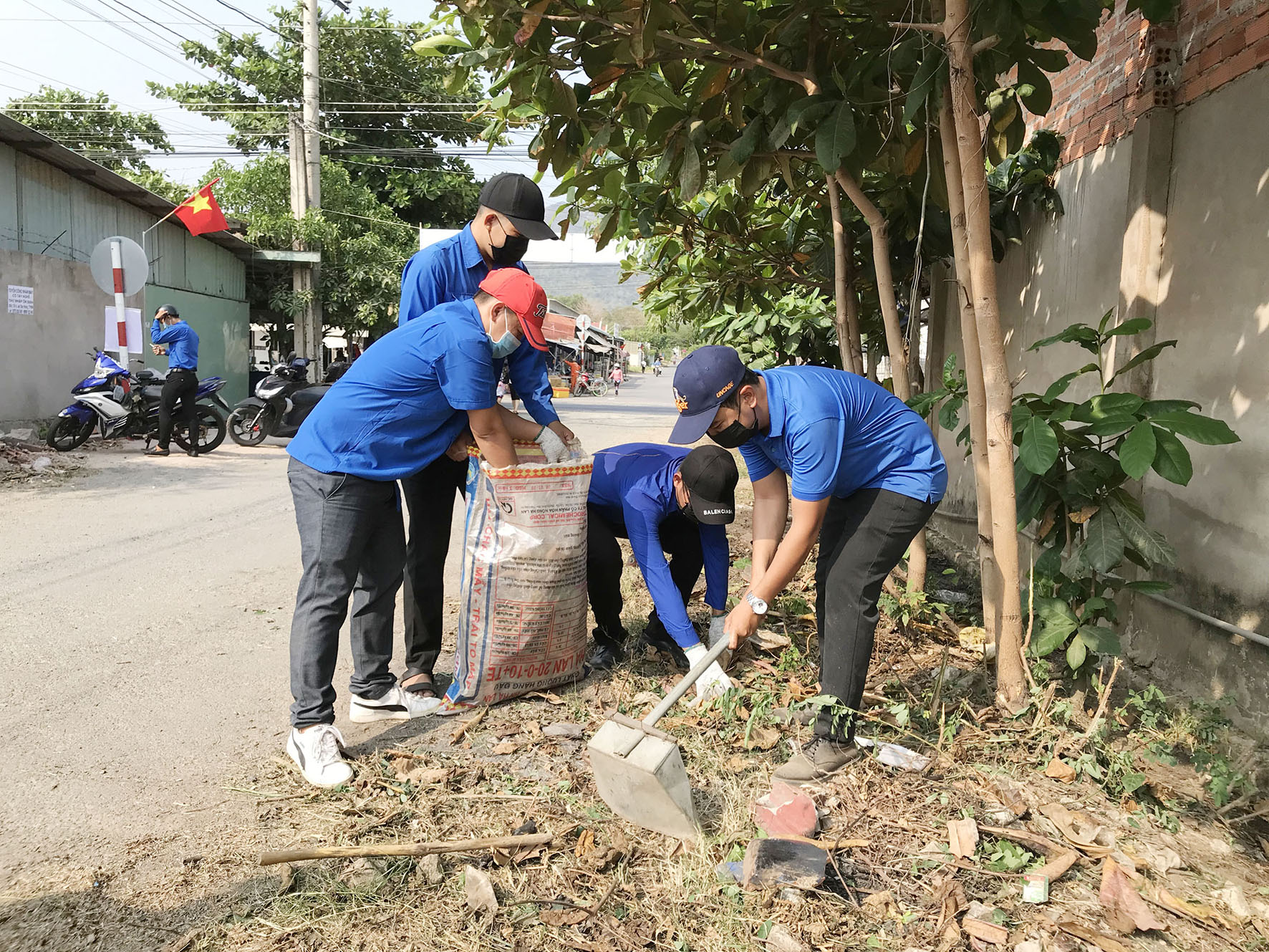 Trong Tháng Thanh niên, ĐVTN trong tỉnh thực hiện nhiều hoạt động hướng về cộng đồng. Trong ảnh: ĐVTN ra quân dọn dẹp tuyến đường thôn Tân Lễ B, xã Châu Pha, TX.Phú Mỹ.