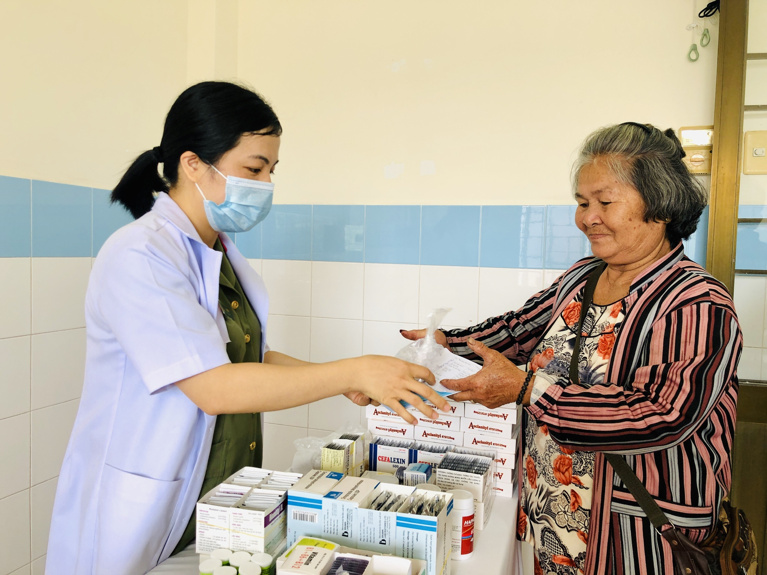 Cán bộ y tế Bệnh xá Công an tỉnh cấp thuốc cho người dân huyện Côn Đảo.