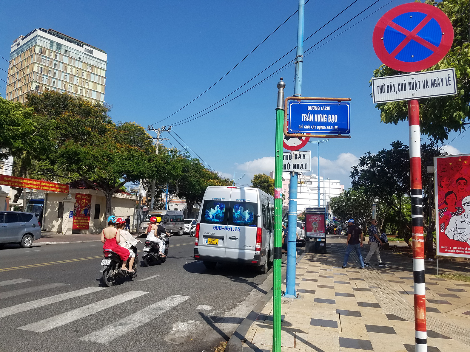 Xe ôtô dừng, đỗ tại khu vực công viên Trần Hưng Đạo mặc dù có biển cấm dừng, cấm đỗ vào thứ Bảy, Chủ nhật và ngày lễ. (ảnh chụp lúc 8 giờ sáng Chủ nhật, ngày 11/4/2021)