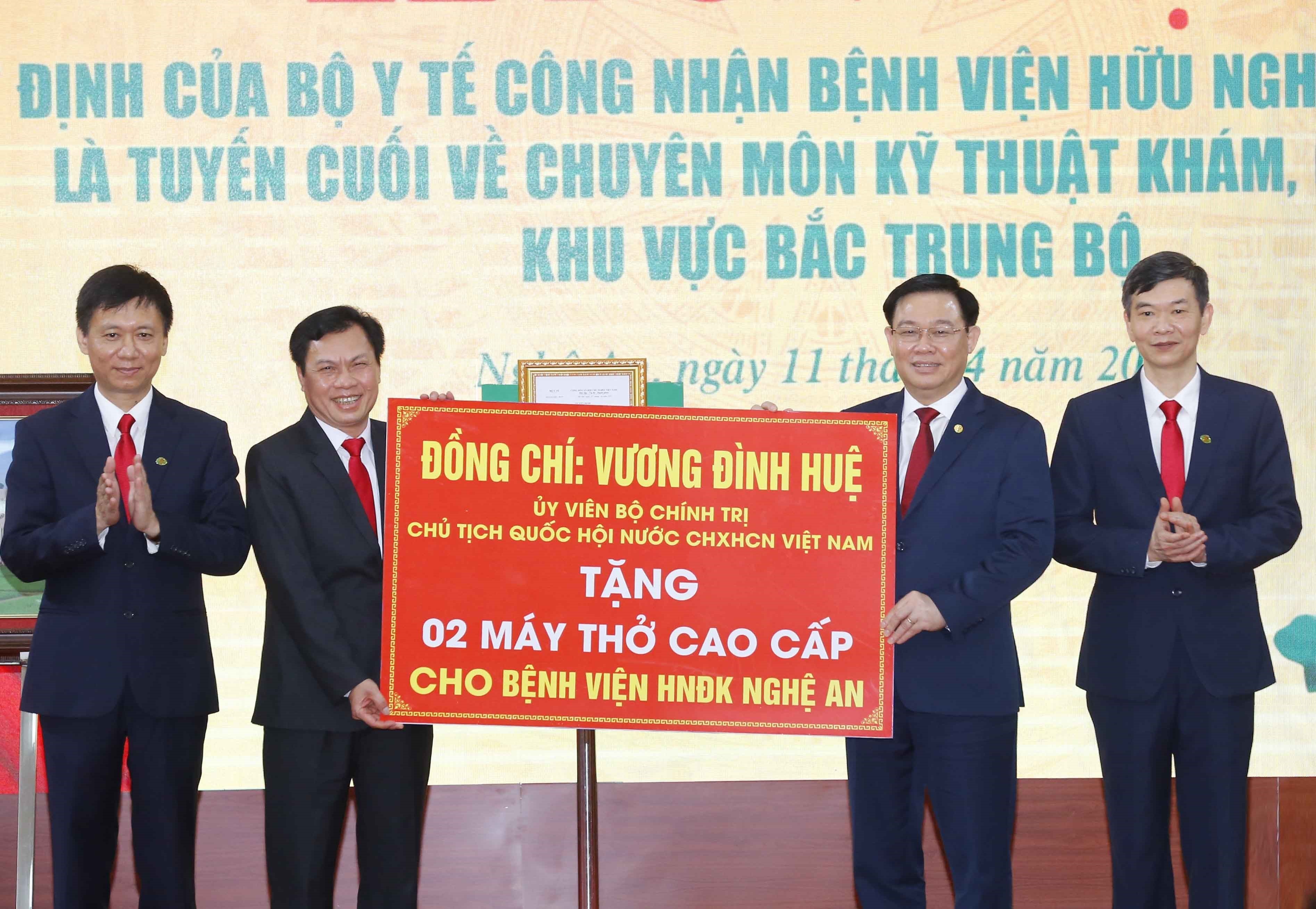 Chủ tịch Quốc hội Vương Đình Huệ tặng 2 máy thở cao cấp  cho Bệnh viện Hữu nghị Đa khoa Nghệ An. Ảnh: DOÃN TẤN
