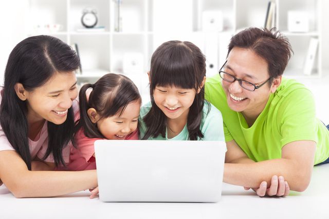 Cha mẹ nên dành thời gian cùng con cái  khám phá môi trường mạng, bàn luận cùng con và chỉ rõ cho con cái gì tốt, cái gì xấu. Ảnh: Internet
