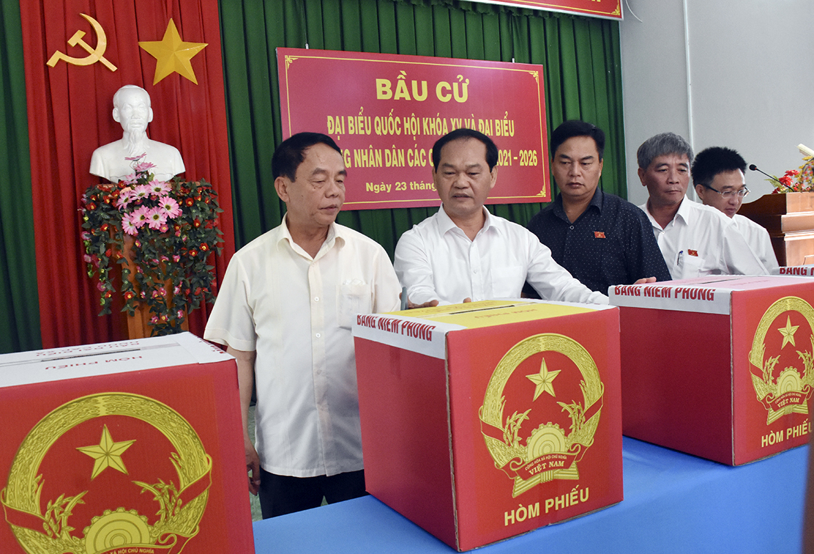Thượng tướng Võ Trọng Việt (bìa trái), Chủ nhiệm Ủy ban Quốc phòng và An ninh, Phó trưởng Tiểu ban ANTT và Y tế tham quan điểm bỏ phiếu mẫu tại phường Phước Nguyên, TP. Bà Rịa.