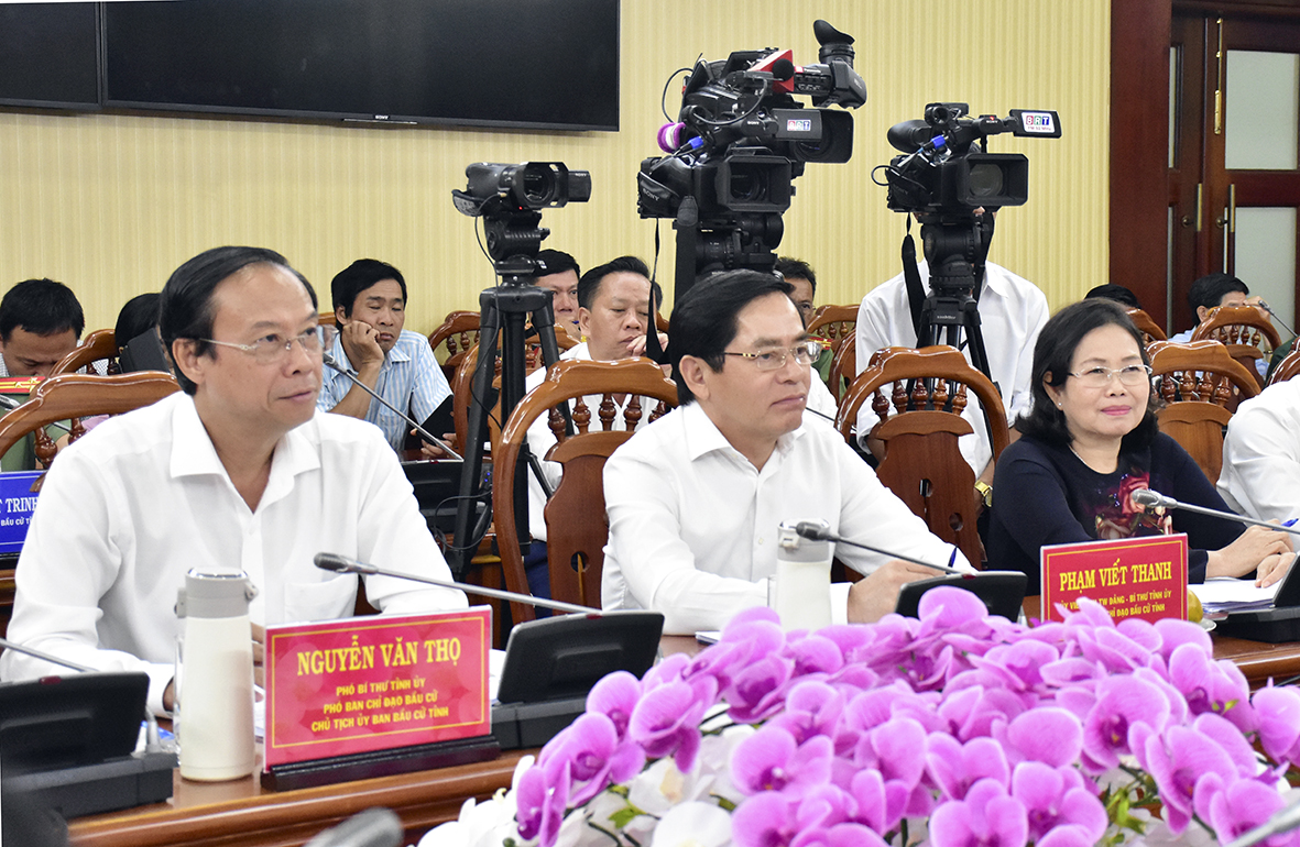 Ông Phạm Viết Thanh, Ủy viên Trung ương Đảng, Bí thư Tỉnh ủy, Trưởng Ban Chỉ đạo Bầu cử tỉnh; bà Nguyễn Thị Yến, Phó Bí thư Thường trực Tỉnh ủy, Trưởng Đoàn ĐBQH tỉnh, Phó Trưởng Ban Chỉ đạo Bầu cử tỉnh và ông Nguyễn Văn Thọ, Phó Bí thư Tỉnh ủy, Chủ tịch UBND tỉnh, Chủ tịch UBBC tỉnh tham dự buổi làm việc với Đoàn Kiểm tra, giám sát.