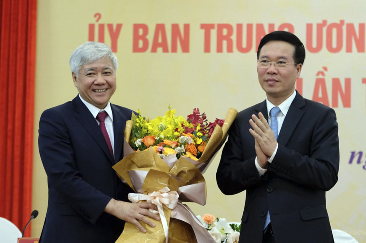 Ông Võ Văn Thưởng, Thường trực Ban bí thư, trao hoa chúc mừng ông Đỗ Văn Chiến giữ chức Chủ tịch Ủy ban trung ương Mặt trận Tổ quốc Việt Nam khóa IX. Ảnh: Tuoitre.vn