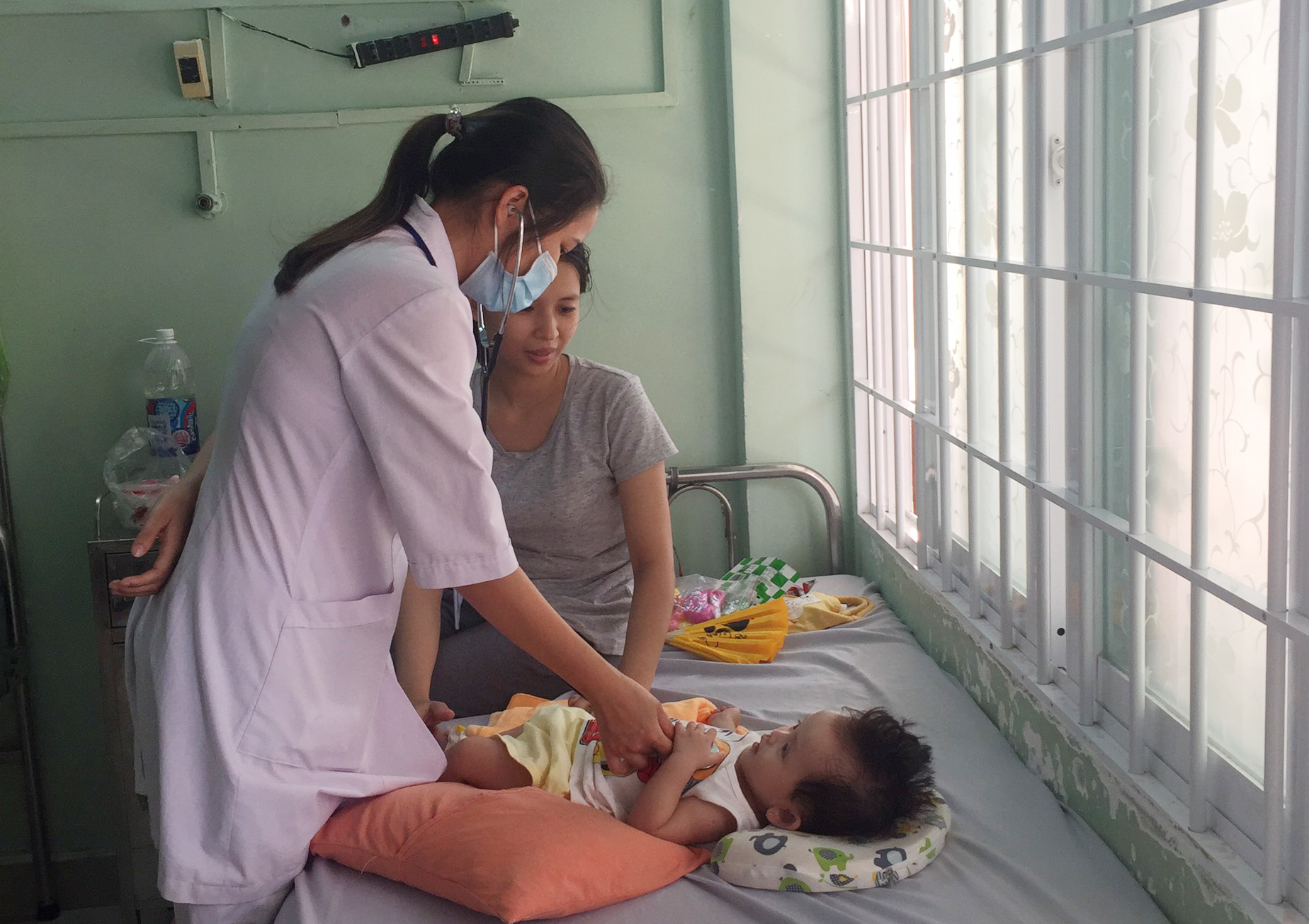 Bác sĩ Nguyễn Thị Thanh Vân, khoa Nhi, Bệnh viện Vũng Tàu thăm khám cho bệnh nhi đang điều trị bệnh TCM.