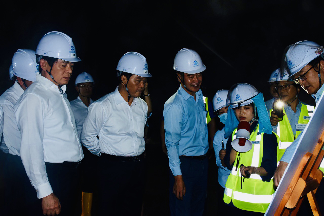 Ông Phạm Viết Thanh, Ủy viên Trung ương Đảng, Bí thư Tỉnh ủy tham quan kho ngầm chứa khí hóa lỏng LPG của Dự án Nhà máy sản xuất Polypropylene và Kho ngầm chứa khí hóa lỏng LPG Hyosung tháng 3/2021. Ảnh: Thanh Nga