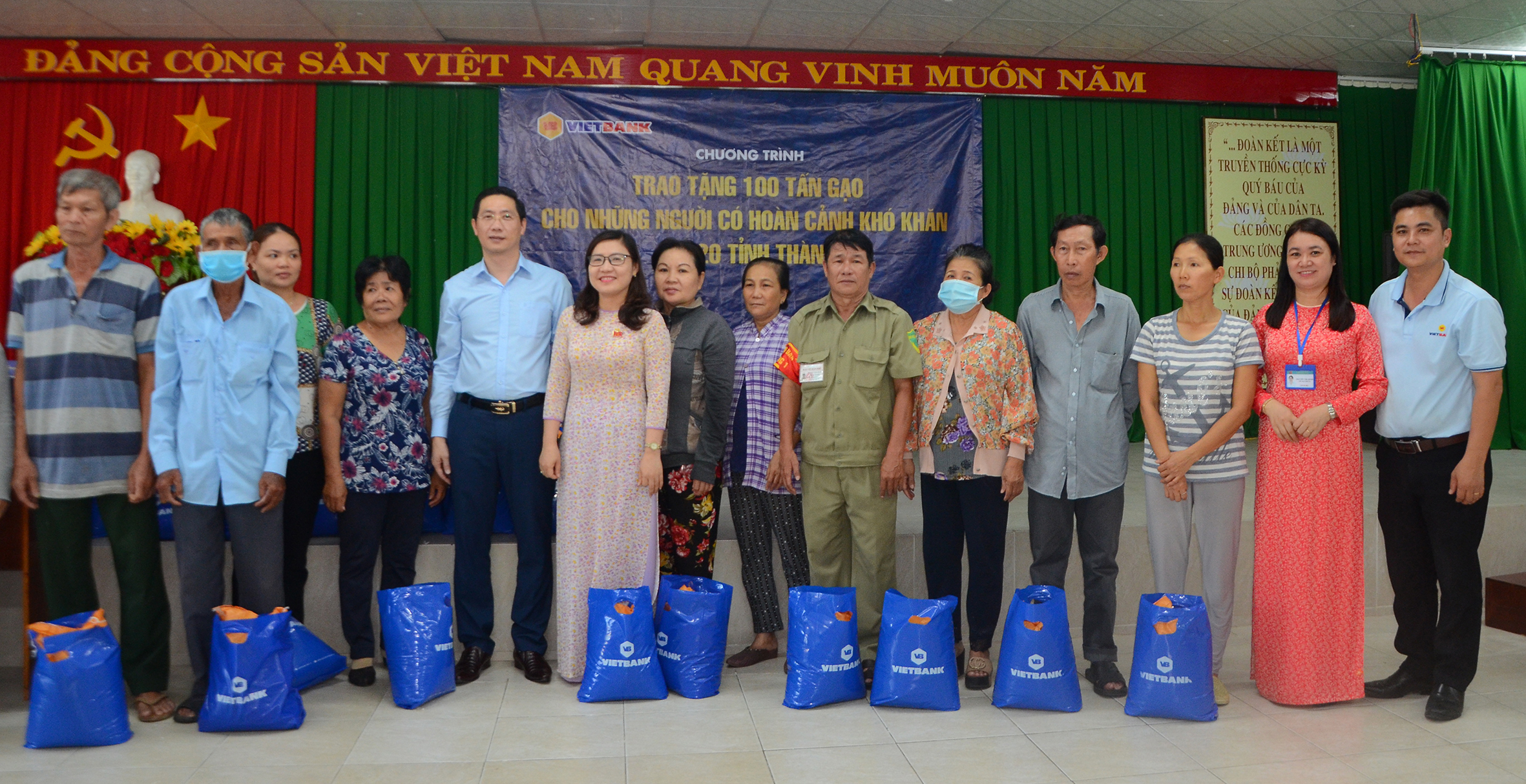 Đại diện Vietbank, Chi nhánh BR-VT và lãnh đạo phường 1, TP. Vũng Tàu trao gạo cho người nghèo.