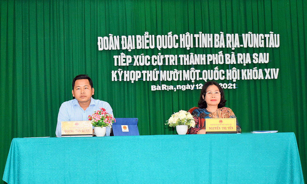 đại biểu: Nguyễn Thị Yến, Phó Bí thư Thường trực Tỉnh ủy, Trưởng Đoàn ĐBQH tỉnh; Dương Tấn Quân, bác sĩ Bệnh viện Bà Rịa đã TXCT trên địa bàn TP. Bà Rịa.