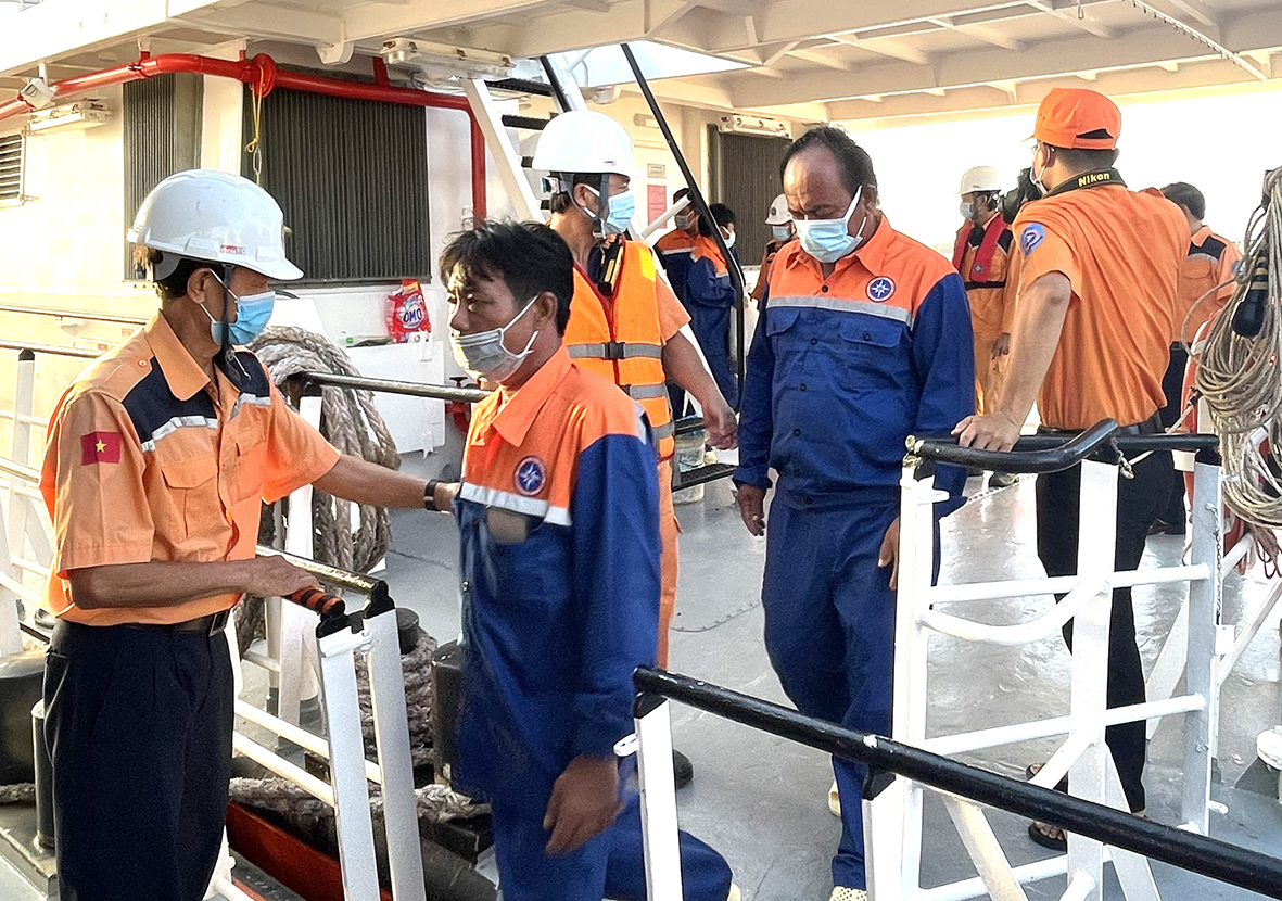 Nhân viên Trung tâm Phối hợp tìm kiếm cứu nạn Hàng hải khu vực III đưa các thuyền viên lên bờ.