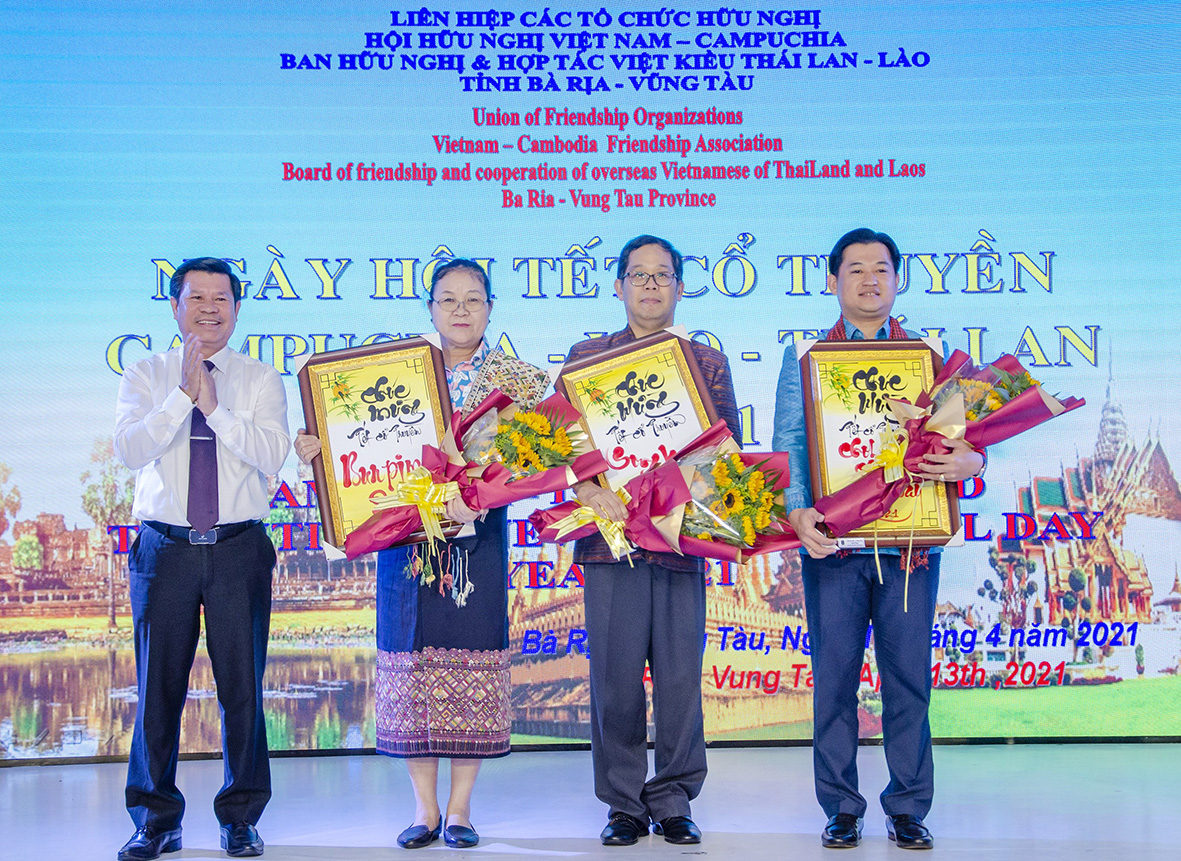 Ông Nguyễn Văn Xinh, Ủy viên Ban Thường vụ Tỉnh ủy, Trưởng Ban Tuyên giáo Tỉnh ủy, Chủ tịch Hội Hữu nghị Việt Nam - Campuchia tỉnh BR-VT tặng quà và hoa chúc mừng Tổng Lãnh sự Campuchia, Lào, Thái Lan tại TP. Hồ Chí Minh.