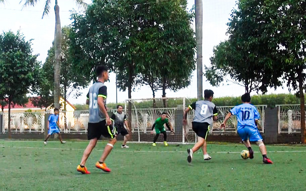 Một pha bóng trong trận khai mạc giữa 2 đội Cơ điện và Xưởng 5.