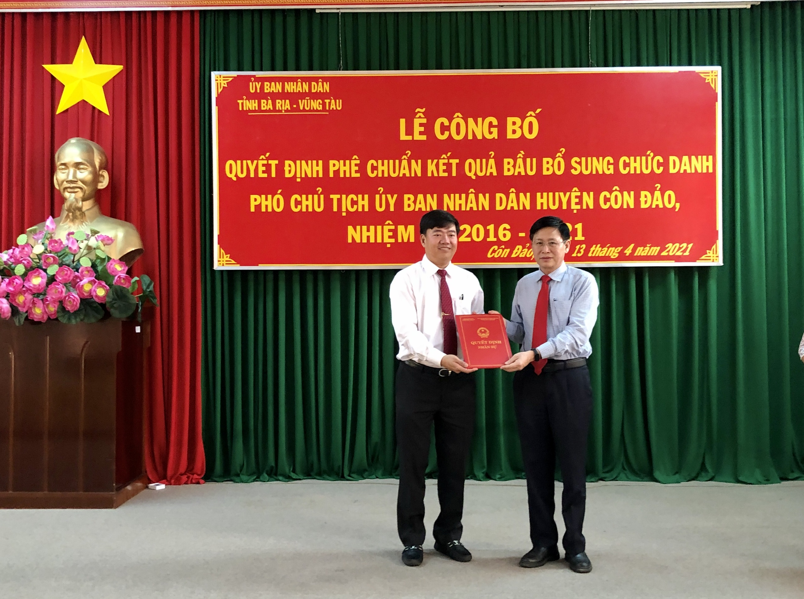 Ông Lê Ngọc Khánh, Phó Chủ tịch UBND tỉnh (bìa phải)  trao Quyết định của UBND tỉnh cho ông Huỳnh Trung Sơn.