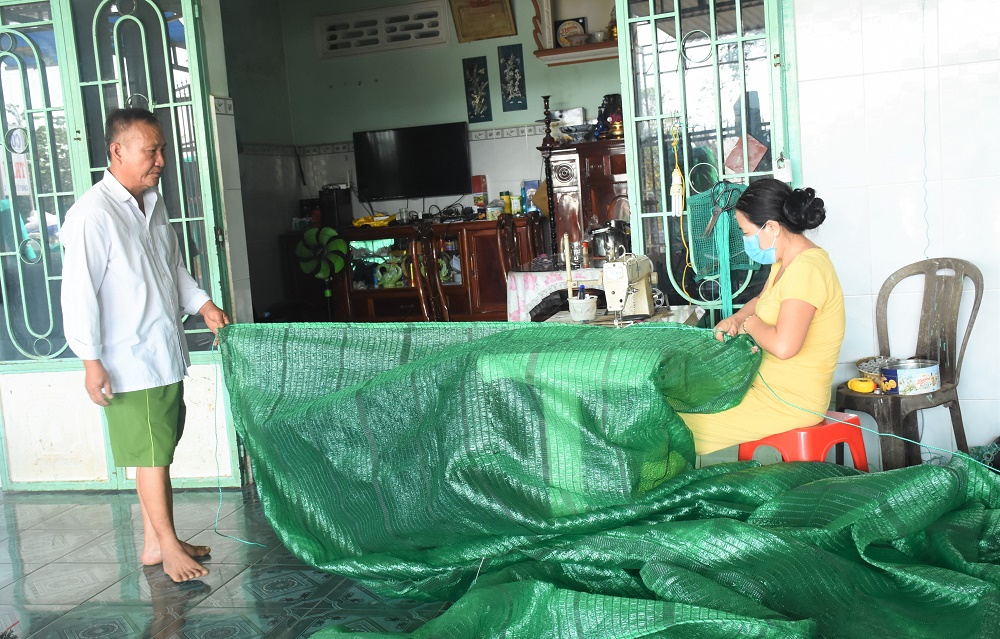 Để có thêm thu nhập, nhiều hộ làm nghề dệt lưới ở thôn Sông Cầu, xã Nghĩa Thành, huyện Châu Đức phải nhận gia công thêm các loại lưới công nghiệp.