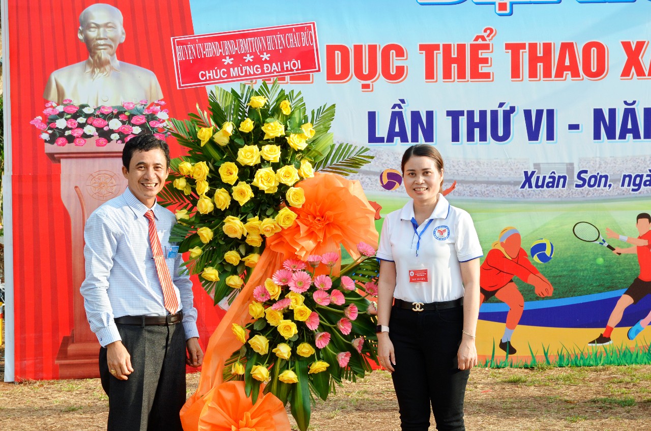 Ông Cao Tấn Đông, Trưởng Phòng VH-TT huyện Châu Đức tặng hoa chúc mừng Đại hội TDTT xã Xuân Sơn lần thứ VI năm 2021.