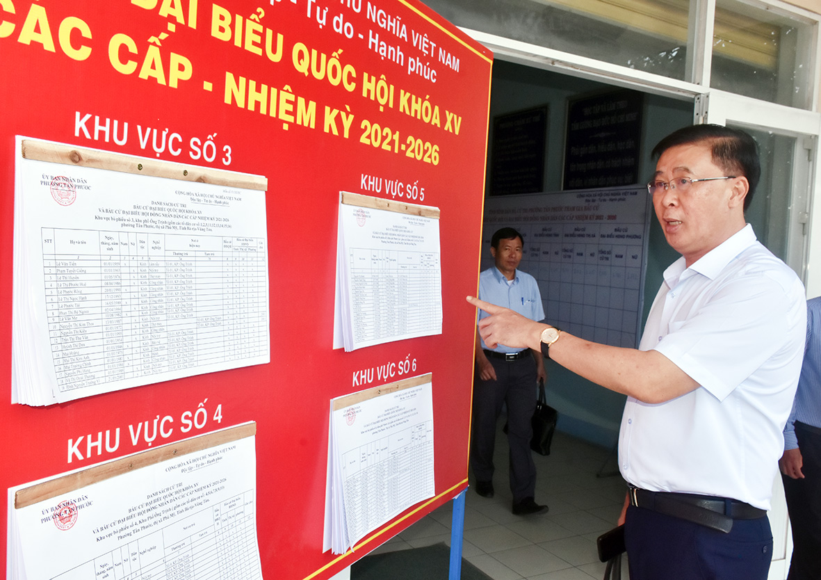 Ông Huỳnh Văn Danh, Ủy viên Ban Thường vụ Tỉnh ủy, Trưởng Ban Dân vận Tỉnh ủy, Ủy viên UBBC tỉnh kiểm tra điểm niêm yết danh sách cử tri tại UBND phường Tân Phước.