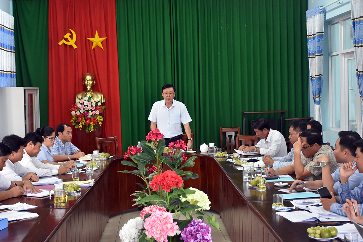 Ông Huỳnh Văn Danh, Ủy viên Ban Thường vụ Tỉnh ủy, Trưởng Ban Dân vận Tỉnh ủy, Ủy viên UBBC tỉnh phát biểu tại buổi làm việc với UBBC phường Tân Phước.