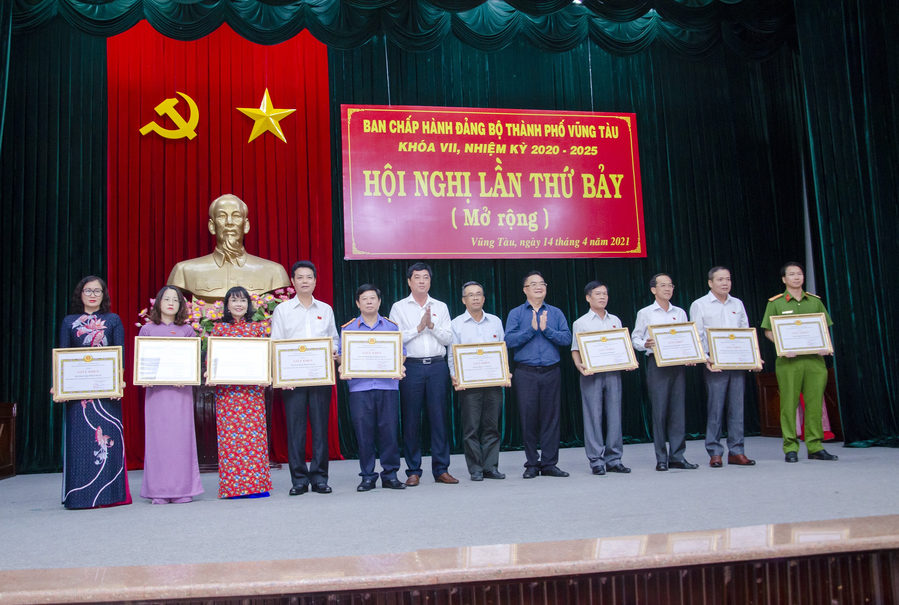Lãnh đạo TP. Vũng Tàu tặng Giấy khen cho các đơn vị đạt thành tích xuất sắc trong thực hiện công tác kết nạp đảng viên (nhiệm kỳ 2015-2020).