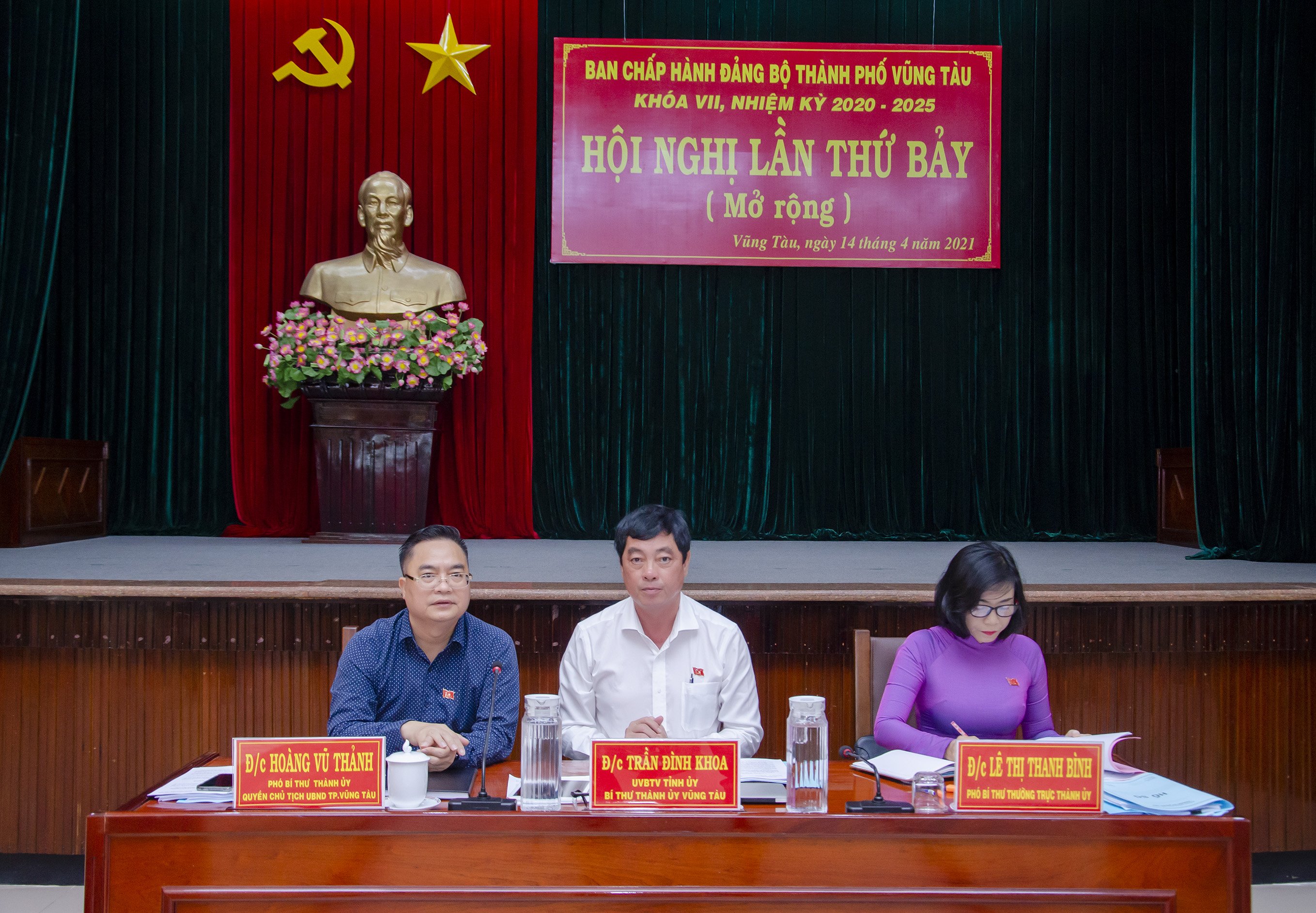Ông Trần Đình Khoa, Ủy viên Ban Thường vụ Tỉnh ủy, Bí thư Thành ủy Vũng Tàu; bà Lê Thị Thanh Bình, Phó Bí thư Thường trực Thành ủy Vũng Tàu; ông Hoàng Vũ Thảnh, Phó Bí thư Thành ủy, Quyền Chủ tịch UBND TP. Vũng Tàu đồng chủ trì Hội nghị.