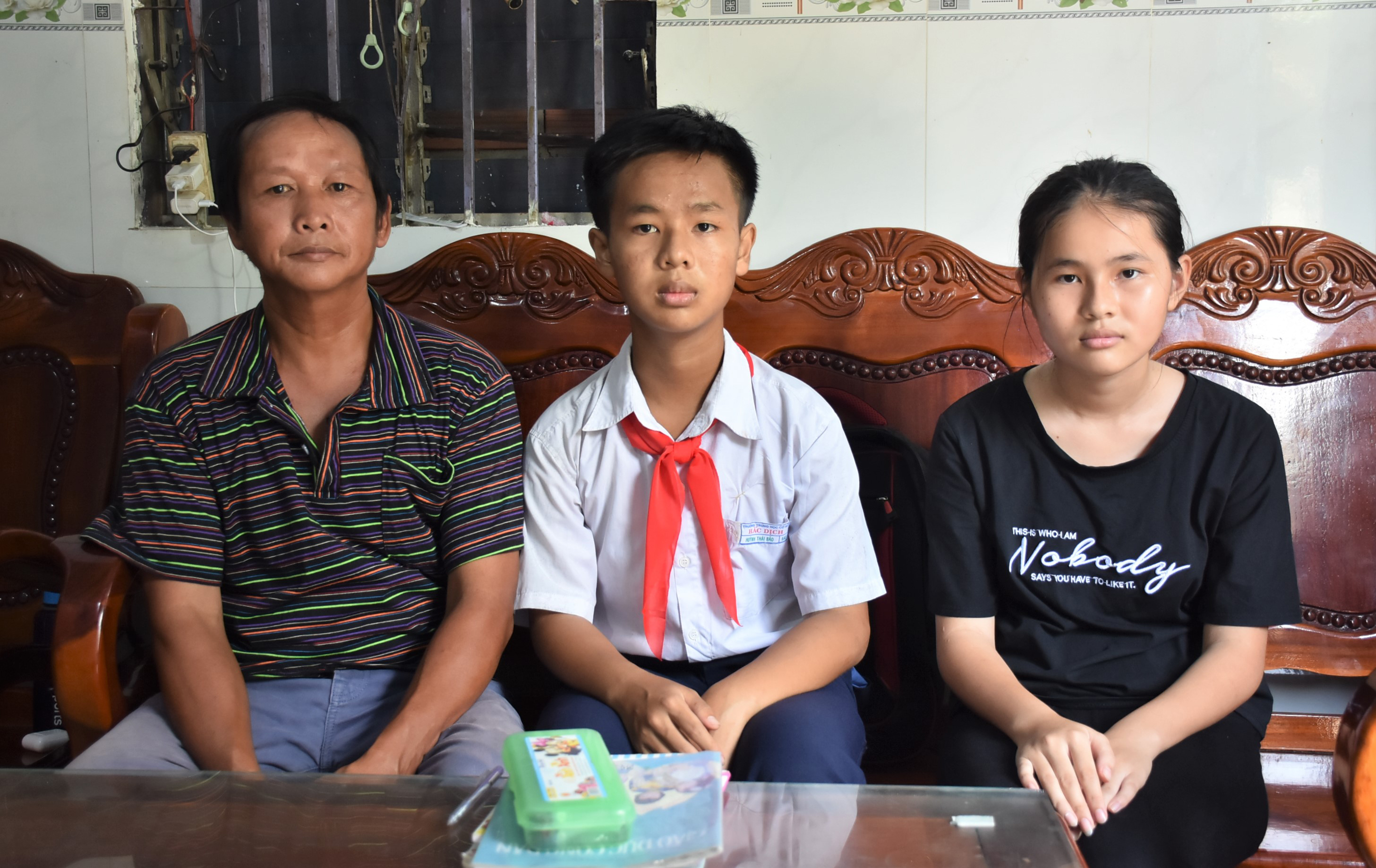 Thái Bảo (giữa) mắc hội chứng suy thận tái phát.