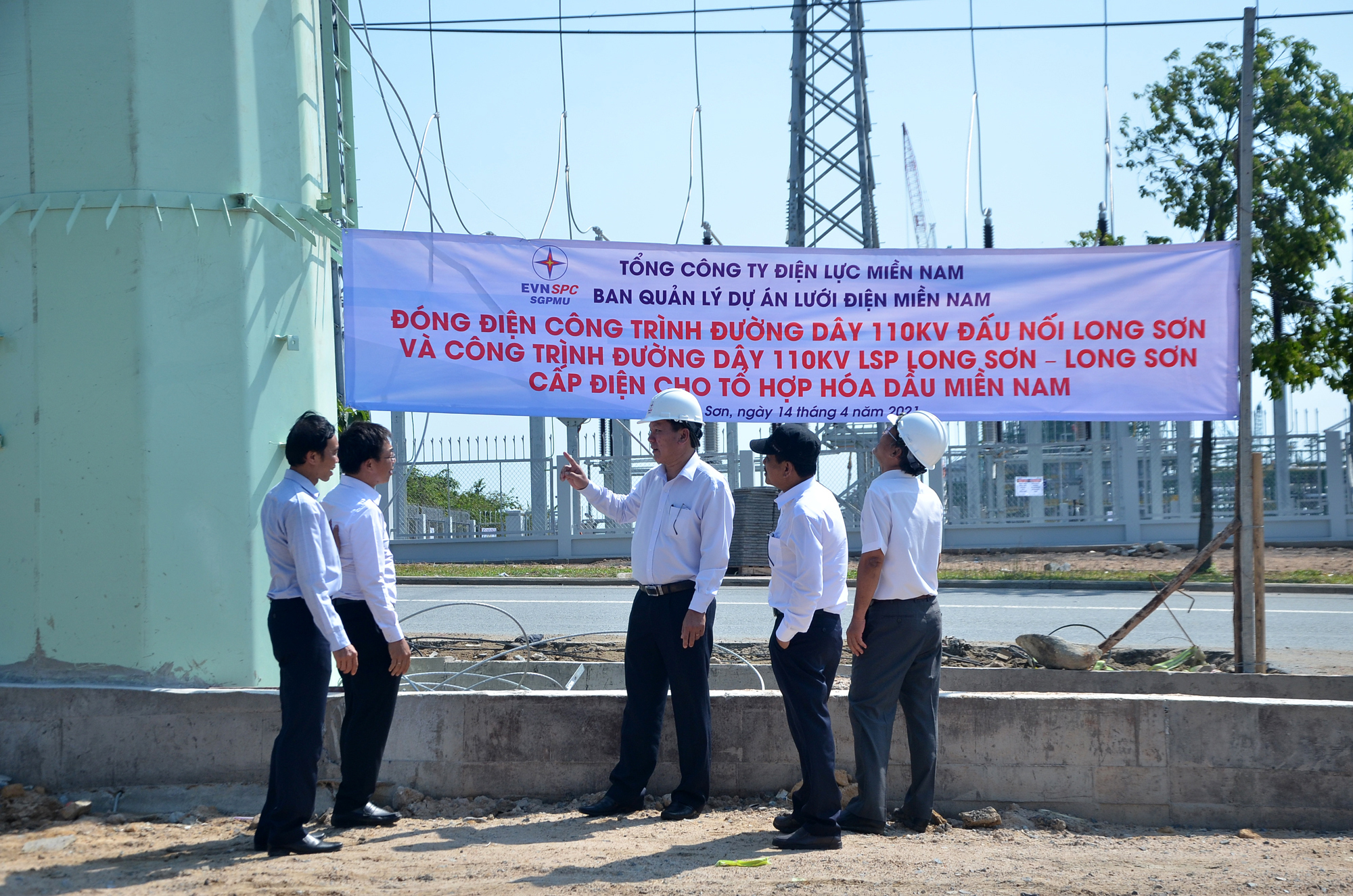 Đại diện EVNSPC và các đơn vị thiết kế, thi công, giám sát kiểm tra và đóng điện kỹ thuật công trình đường dây 110kV cấp điện cho Tổ hợp hóa dầu miền Nam.