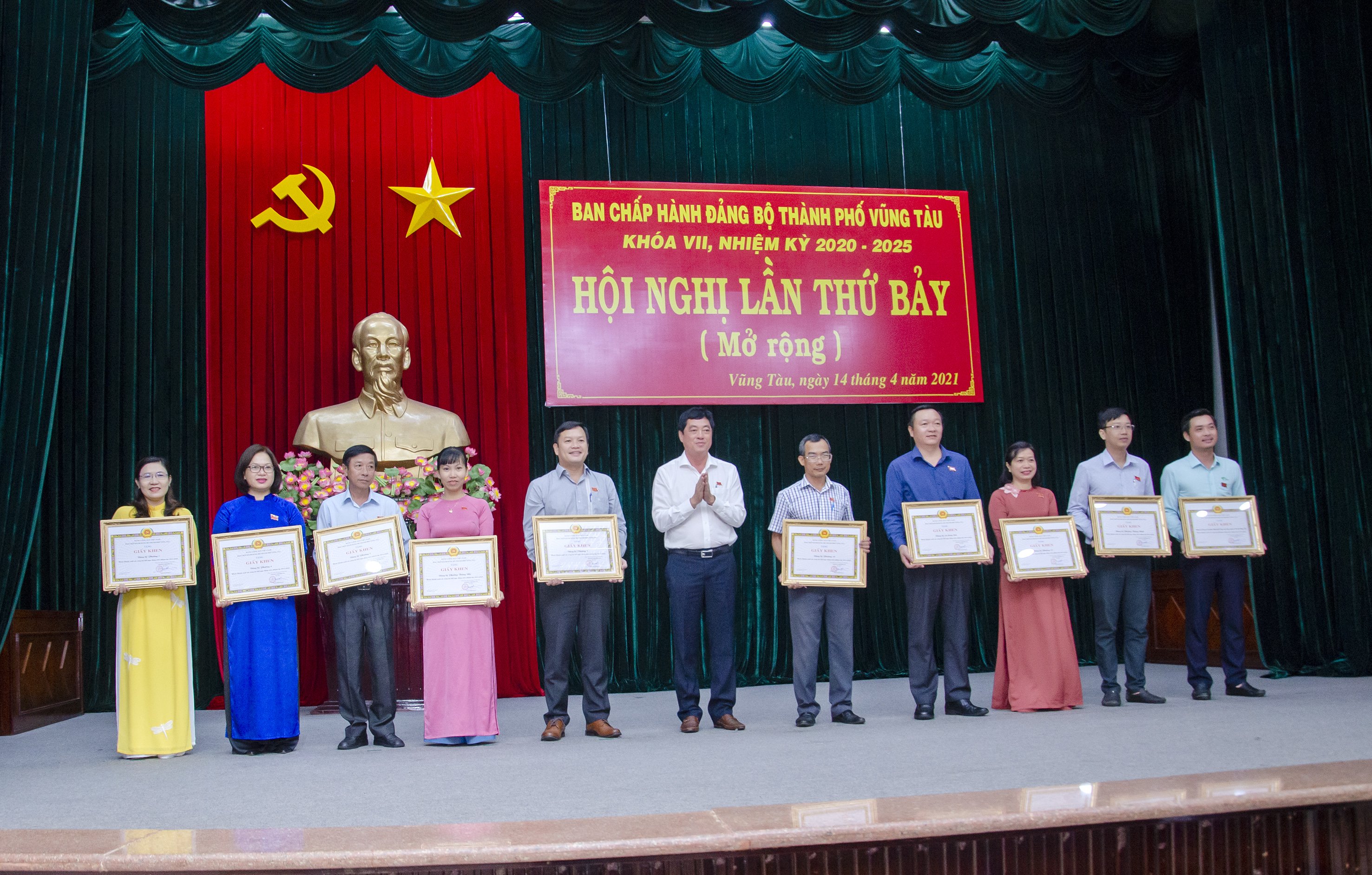 Ông Trần Đình Khoa, Ủy viên Ban Thường vụ Tỉnh ủy, Bí thư Thành ủy Vũng Tàu tặng giấy khen của Thành ủy cho các tổ chức cơ sở đảng đạt “Trong sạch, vững mạnh” tiêu biểu năm 2020.