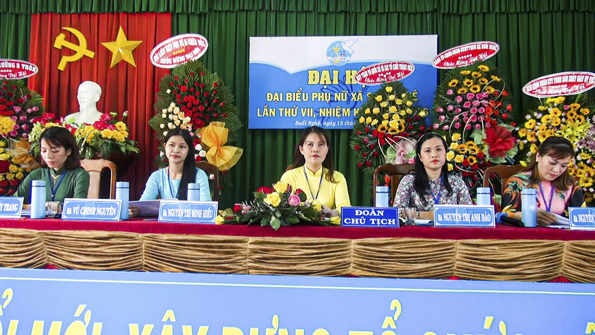 Đoàn Chủ tịch điều hành tại Đại hội Đại biểu Phụ nữ xã Suối Nghệ, nhiệm kỳ 2021-2026.