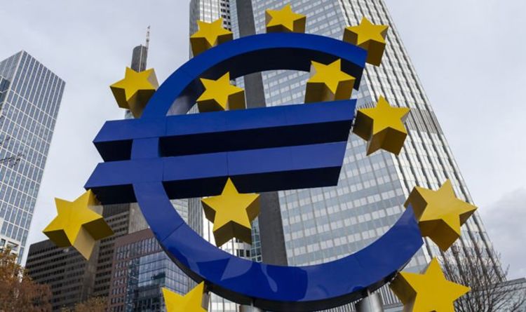 Biểu tượng đồng euro tại Frankfurt, Đức.