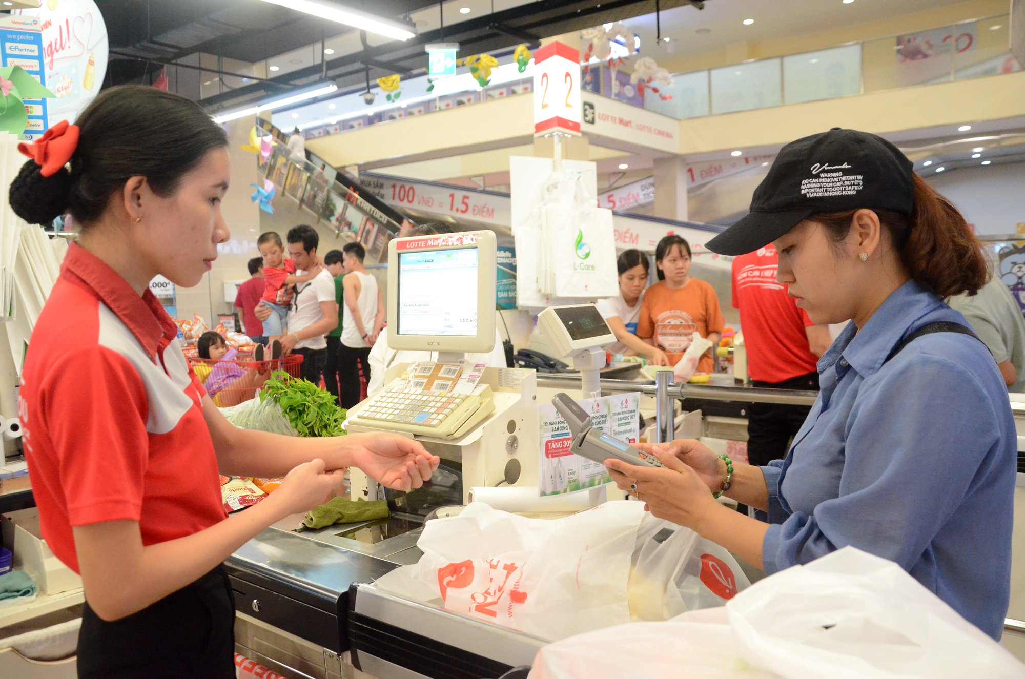 Với nhiều phần mềm điện tử, người dân có thể thanh toán tiền hàng mà không phải mang theo tiền mặt. Trong ảnh: Người dân thanh toán tiền qua hệ thống điện tử của Lotte Mart Vũng Tàu.