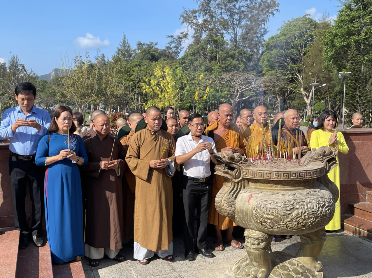 Ban Chỉ đạo Tôn giáo – Dân tộc Thành ủy Vũng Tàu cùng Đoàn các chức sắc Phật giáo trên địa bàn TP.Vũng Tàu viếng nghĩa trang Hàng Dương, huyện Côn Đảo.