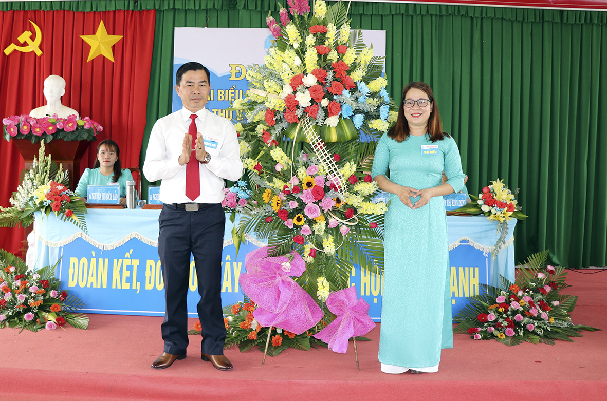 Ông Lê Binh, Trưởng Ban Dân vận Huyện ủy Châu Đức tặng hoa chúc mừng Đại hội.