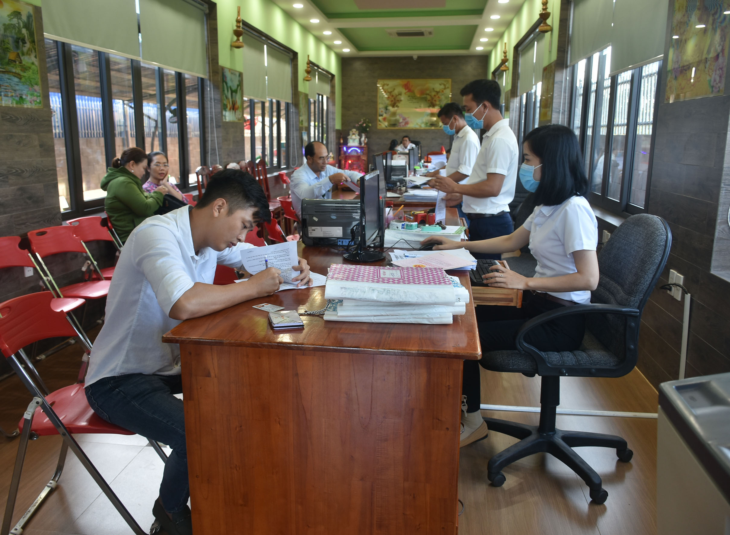 Một văn phòng công chứng trên địa bàn huyện Châu Đức đang làm thủ tục công chứng sang nhượng cho người dân.