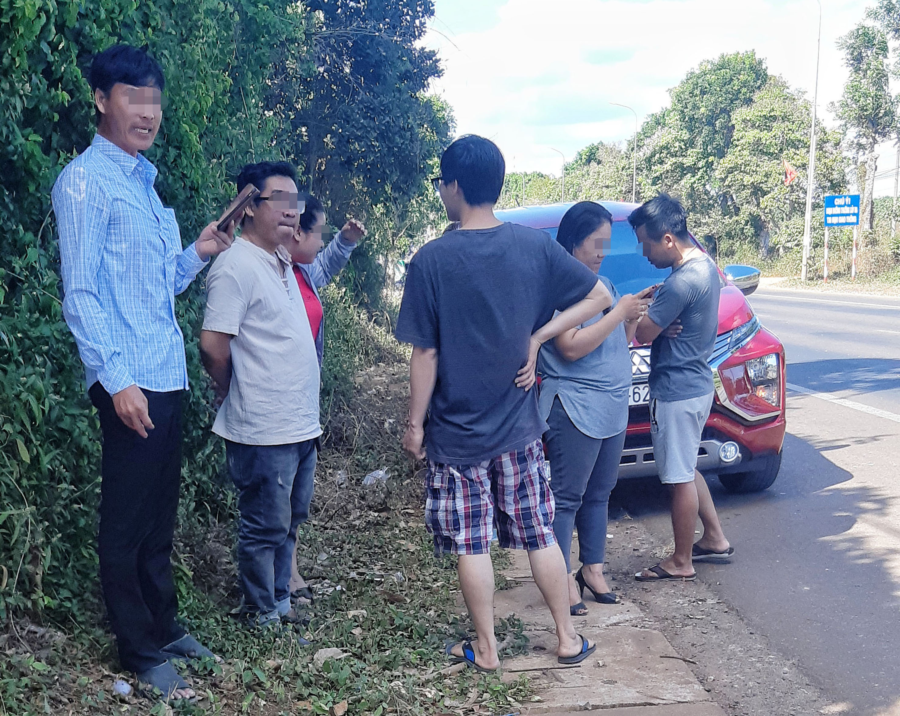 Người dân, “cò” xem đất tại xã Bình Ba (huyện Châu Đức).