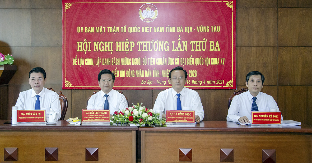 Ông Bùi Chí Thành, Ủy viên Ban Thường vụ Tỉnh ủy, Chủ tịch Ủy ban MTTQ Việt Nam tỉnh, Phó Chủ tịch UBBC tỉnh (thứ 2 từ trái qua) cùng các Phó Chủ tịch Ủy ban MTTQ Việt Nam tỉnh Lê Hồng Ngọc, Trần Văn Lợi, Nguyễn Kế Toại, chủ trì Hội nghị.