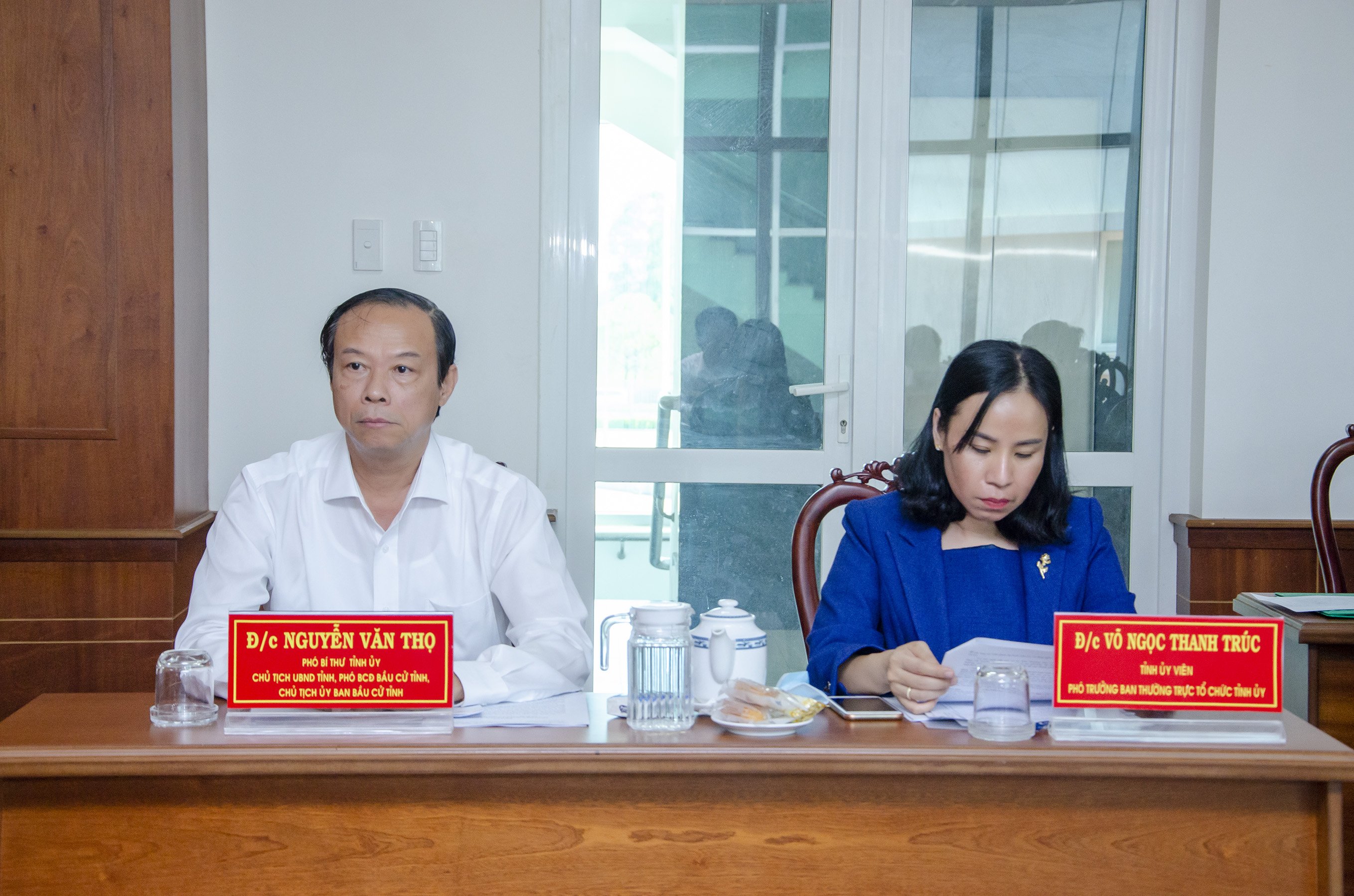 Ông Nguyễn Văn Thọ, Phó Bí thư Tỉnh ủy, Chủ tịch UBND tỉnh, Chủ tịch UBBC tỉnh; bà Võ Ngọc Thanh Trúc, Tỉnh ủy viên, Phó Trưởng Ban Tổ chức Tỉnh ủy tham dự hội nghị.