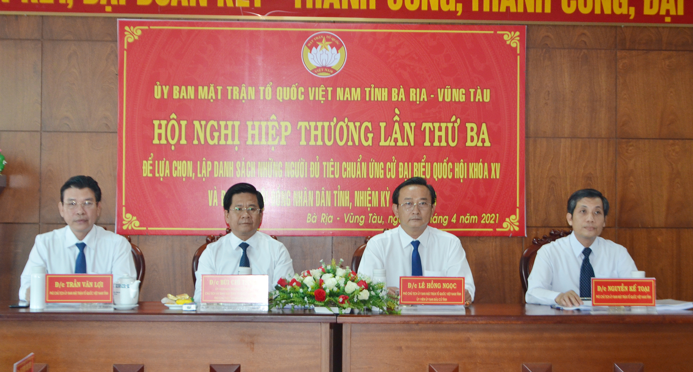 Các đại biểu chủ trì hội nghị.