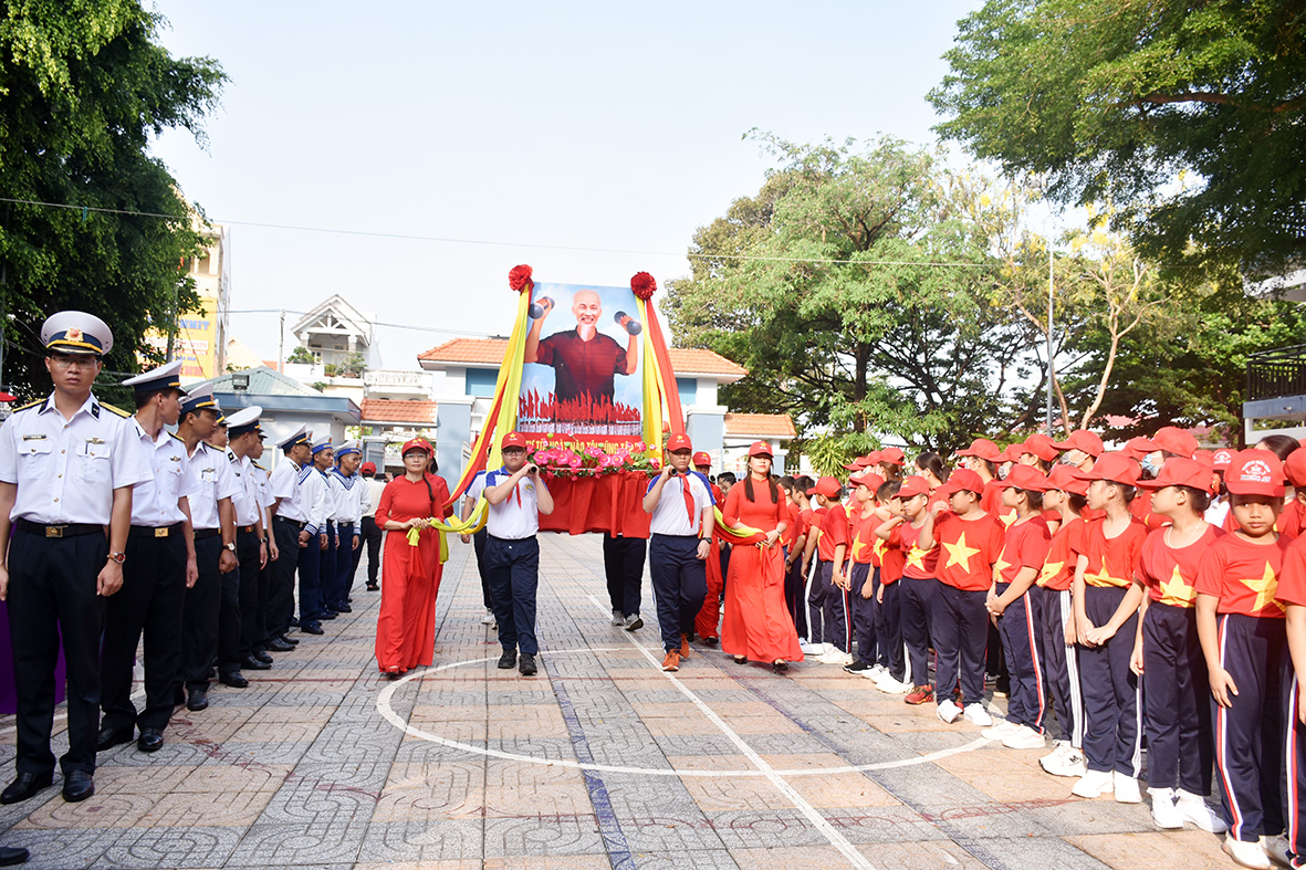 Nghi thức rước ảnh Bác Hồ tại Lễ khai mạc Đại hội.