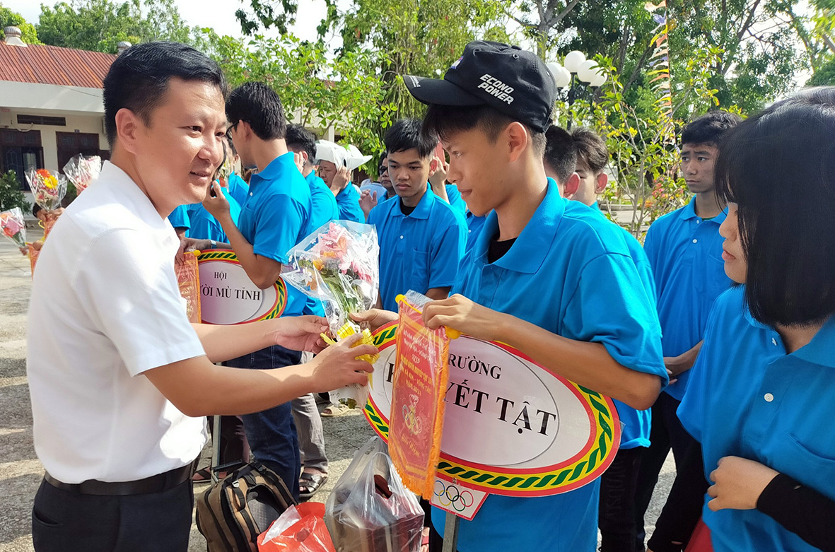 Ban Tổ chức trao hoa, cờ lưu niệm cho các đơn vị tham dự hội thao.