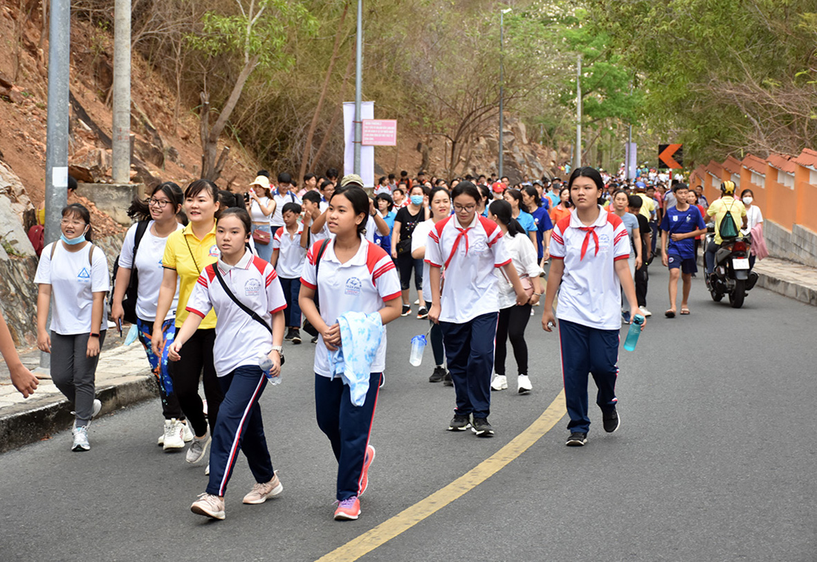 Các em học sinh tham gia giải.