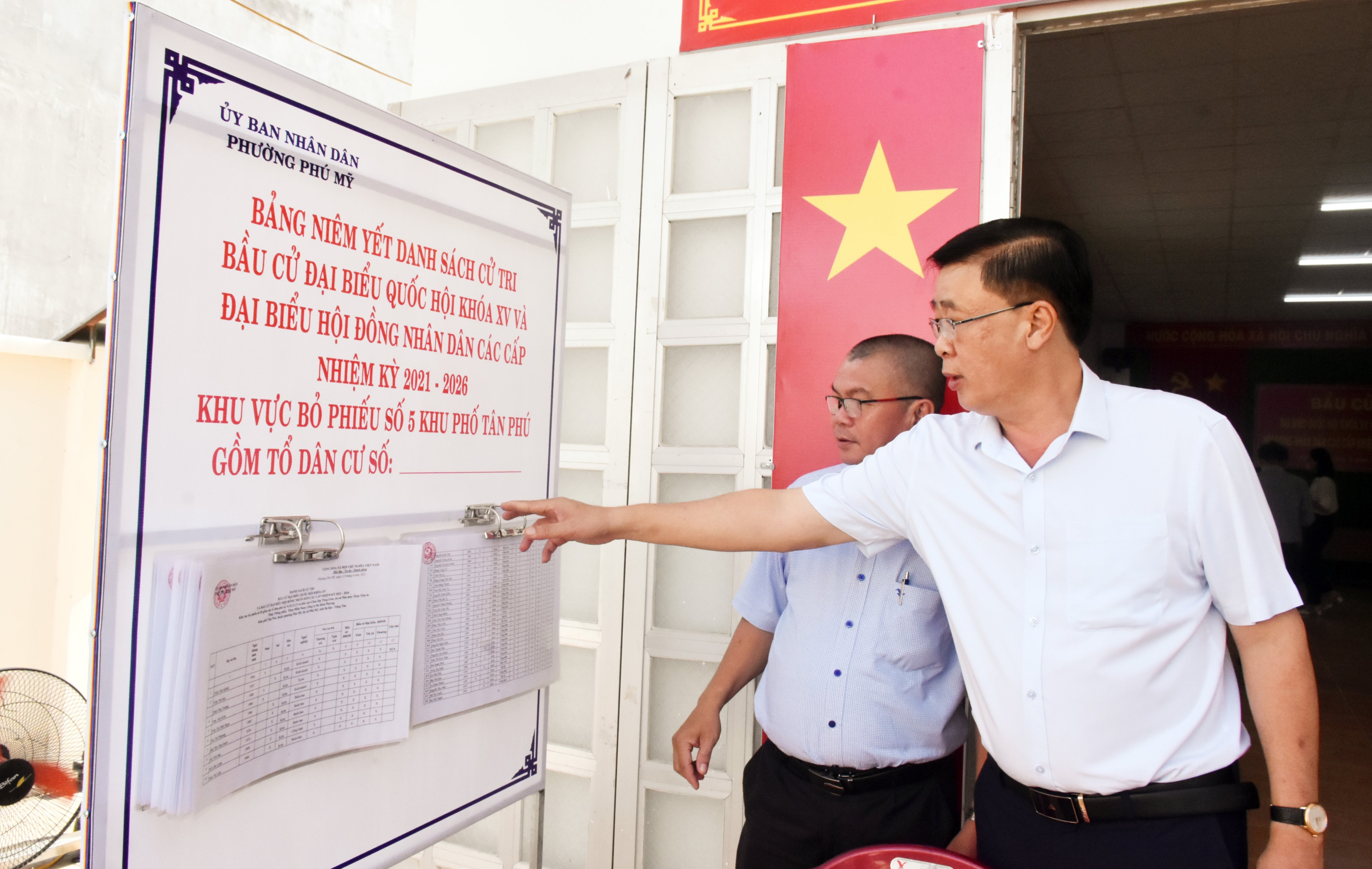 Ông Huỳnh Văn Danh, Ủy viên Ban Thường vụ Tỉnh ủy, Trưởng Ban Dân vận Tỉnh ủy, Ủy viên UBBC tỉnh kiểm tra điểm bầu cử tại khu vực bỏ phiếu khu phố Tân Phú (phường Mỹ Xuân, TX. Phú Mỹ). Ảnh: QUANG VINH